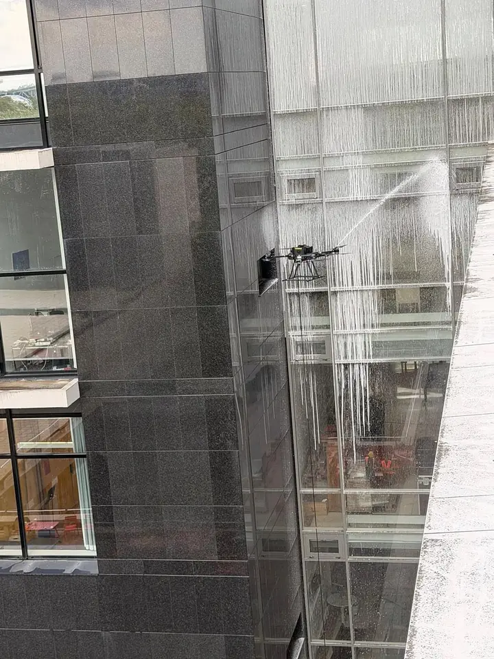 Drone cleaning glazing in Paris