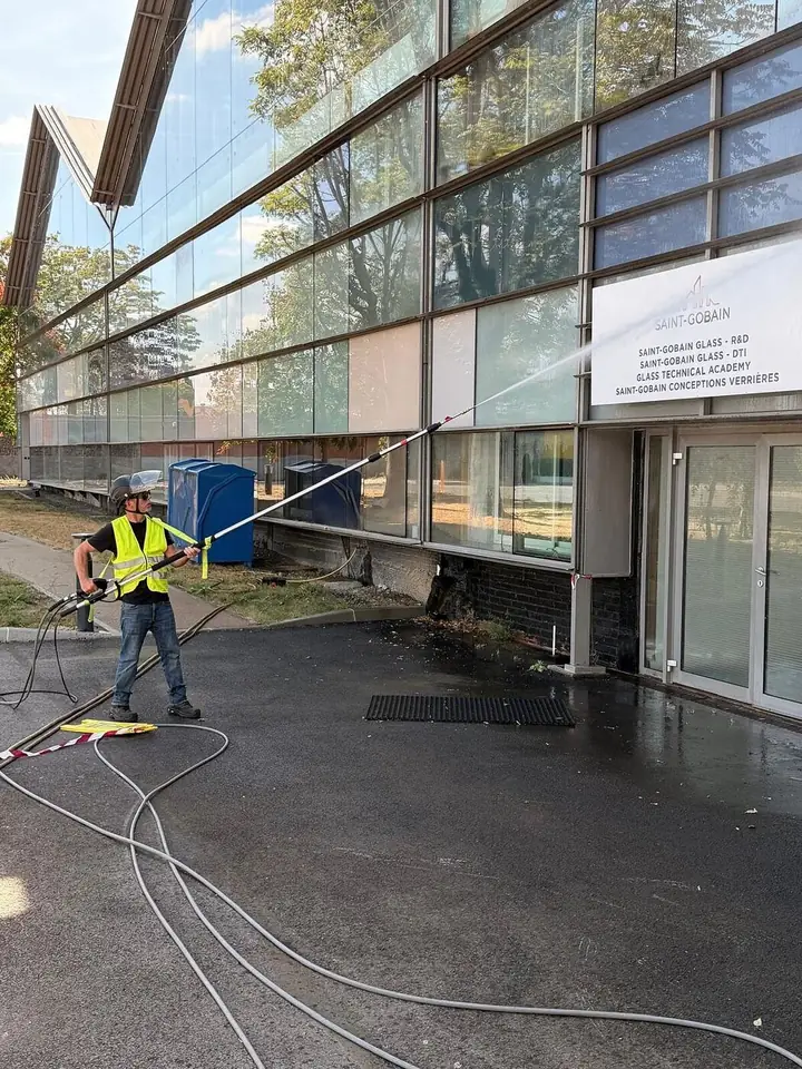 Water-fed pole cleaning the glass façade of the Saint-Gobain research centre