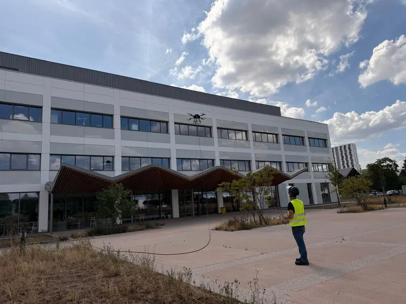 CleanAlta pilot cleaning the façade of the Saint-Gobain research centre in Aubervilliers